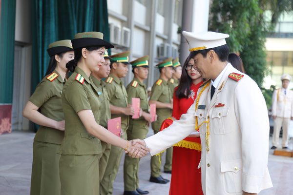 Đại tá, GS.TS Trần Minh Hưởng - Giám đốc Học viện trao bằng tốt nghiệp cho D27 Lào